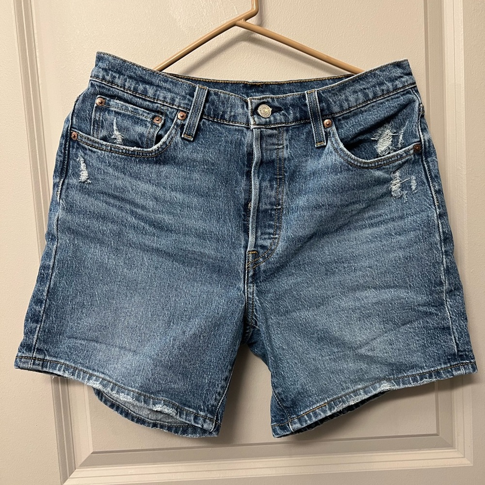 Levi’s 501 mid thigh shorts